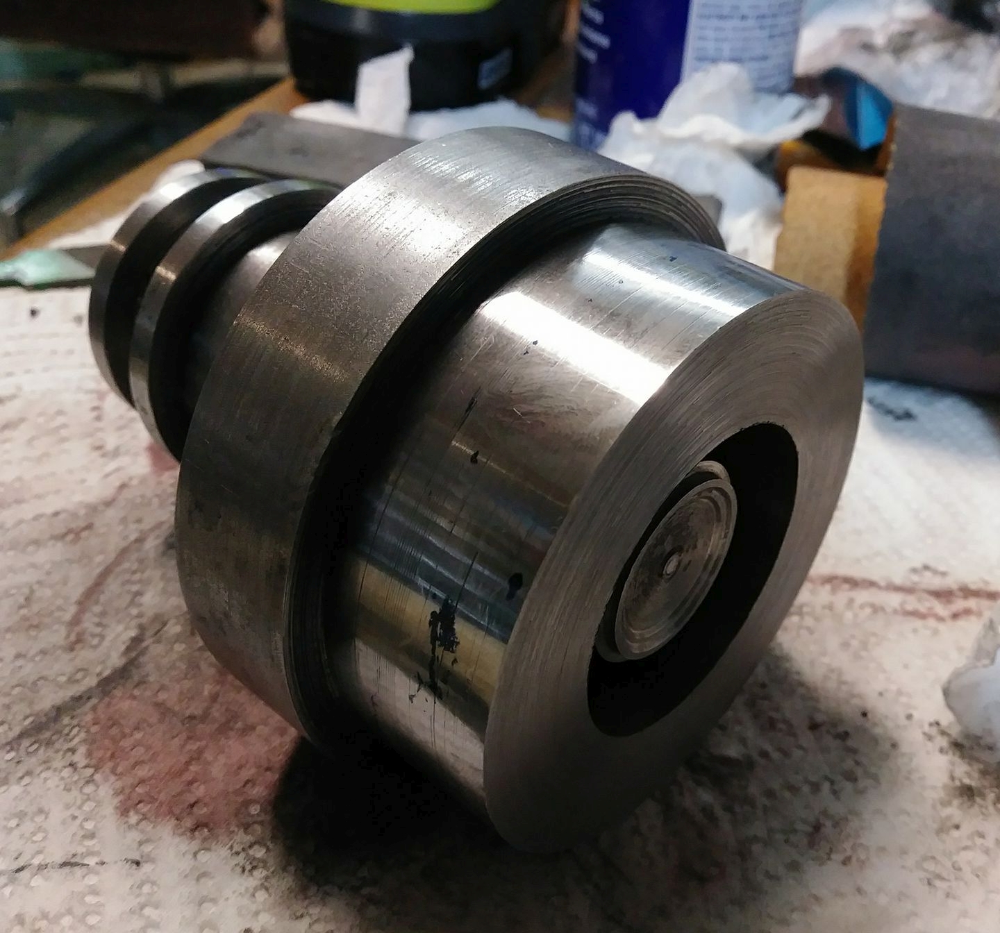 Three-piece injection-mold insert with an ejecting center sleeve